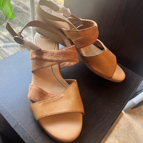 Tan low wedge Dr Scholl’s sandals NWOT - Picture 6 of 10